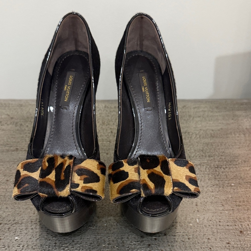 Louis Vuitton Rivoli Calf Hair Peep Toe Bow Pumps size 35